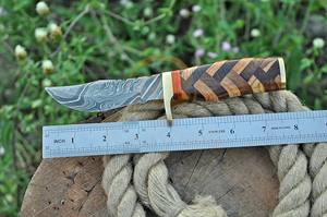 Cuchillo de Camping de Acero de Damasco Personalizado OEM – Cuchillo de Caza de Hoja Fija Hecho a Mano con Guarda de Latón y Funda de Cuero - Product Image 4