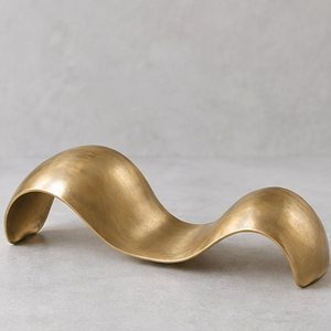 Reposacucharas de Latón Hecho a Mano - Puente Metálico para Cubiertos con Acabado Natural Miel y Satinado Suave Frotado a Mano para Mesa de Comedor - Product Image 1