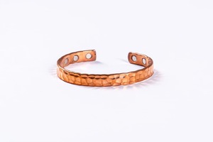 Bracelet en cuivre de style traditionnel, bijoux artisanaux en cuivre unisexe, bracelet en cuivre durable avec motif en corde gravé - Product Image 6