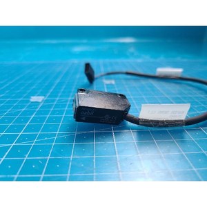 Sensor Fotoeléctrico Azbil HP100-E1 Usado Como Parte de Equipos Semiconductores Legados - Product Image 2