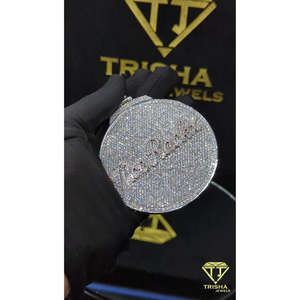 Colgante Redondo de Lujo Personalizado con Diamantes Moissanite VVS Totalmente Cubiertos de Plata de Ley 925 por Trisha Jewels - Product Image 2