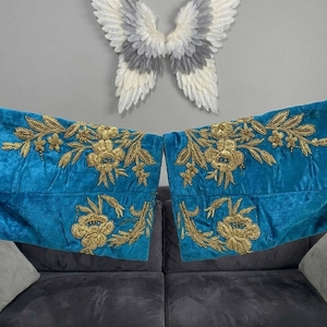 Robe Caftan <span class=keywords><strong>Marocain</strong></span> <span class=keywords><strong>Traditionnel</strong></span> Bleu Brodé à la Main avec Badges, Manches Longues, Motif Floral - Product Image 3
