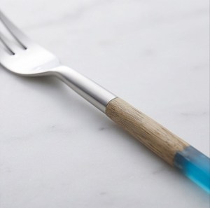 Ensemble de couverts minimalistes avec manche en bois et accents en résine bleue, compatibles lave-vaisselle, pour mariage ou usage domestique - Product Image 3
