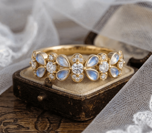 Anillo Floral de Media Eternidad con Piedras Preciosas Orgánicas de la Colección Camelia July Stone, Joyería Inspirada en la Naturaleza, Anillo de Perlas Orgánicas - Product Image 2