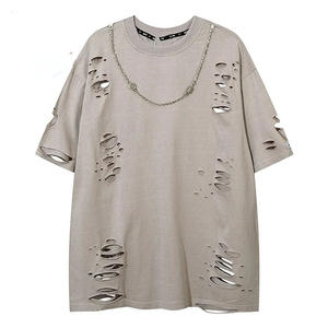 เสื้อยืดผู้ชายทรงปกติ แต่งโซ่ ล้างด้วยเลเซอร์ ดีไซน์ขาดๆ สไตล์พังก์ คอกลม แขนสั้น พิมพ์ลาย ระบายอากาศได้ดี ผ้าฝ้าย 100% - Product Image 1