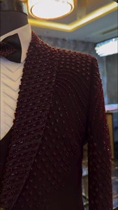 Conjunto de Blazer Bordado Color Borgoña para Hombre con Chaleco y Corbata de Moño – Traje de Diseñador para Bodas y Eventos Formales - Product Image 2