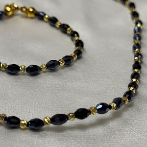 สร้อยคอประดับลูกปัดสีดำทรงเหลี่ยมพร้อมตัวคั่นสีทอง สไตล์มินิมอล ทำด้วยมือจากลูกปัดอัญมณี สร้อยคอแฟชั่นสำหรับผู้หญิง - Product Image 1