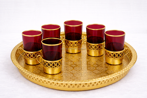 Ensemble de 6 verres à thé marocains au design nouveau avec support en métal doré, un plateau doré et une théière dorée, coffret cadeau - Product Image 2