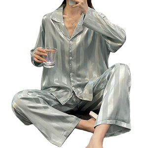 Conjunto de pijama de satén rosa para mujer, manga corta, estampado de corazones, cuello con muescas, ropa de dormir con botones, pantalones largos - Product Image 5