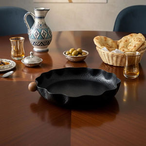 Bandeja de servir de metal dorado con diseño atractivo, borde ondulado y asa de madera, plato decorativo para decoración del hogar y uso en la cocina. - Product Image 6