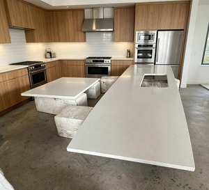 Comptoir de cuisine moderne en quartz artificiel, îlot rectangulaire à bord plat, poli, résistant à l'eau - Product Image 1
