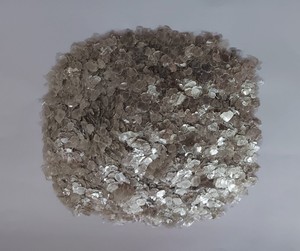 Flocons de mica muscovite naturel gris clair, forme cristalline brillante - Product Image 1