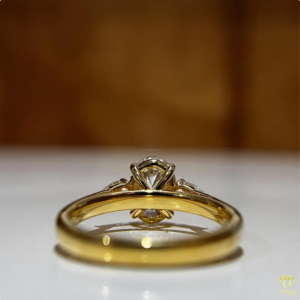 Elegante Anillo de Compromiso con Diamante de Corte Ovalado y Piedras Laterales en Forma de Pera en Oro Amarillo - Product Image 5