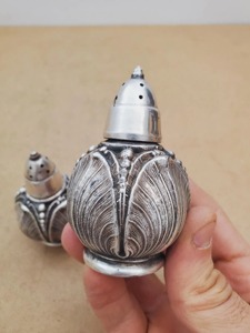 Ensemble d'assaisonnements de table en métal au design minimaliste, accessoire de table élégant pour le sel, le poivre et les épices, vente en gros depuis l'Inde - Product Image 4