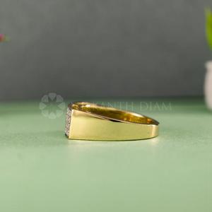 Anillo de diamantes de corte redondo cultivados en laboratorio con diseño moderno en oro amarillo para hombre, de proveedor indio. - Product Image 2