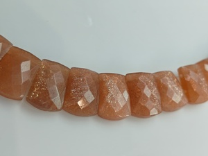 Collier de perles carrées facettées en pierre de lune pêche, couleur orange pêche chaud et paillettes métalliques, pour la vente en gros de bijoux - Product Image 5