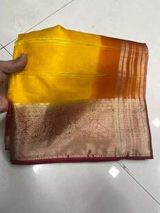 Sari de organza de seda con hermosos estampados florales y un trabajo manual elaborado con lentejuelas en toda la prenda, con borde de lentejuelas. - Product Image 4