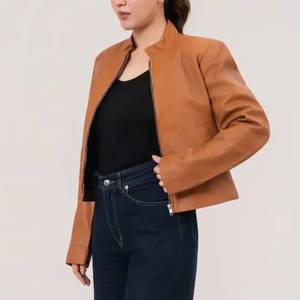 Chaqueta de cuero para mujer, color canela, estilo motociclista, cuello alto, cierre de cremallera, corte ajustado - Chaqueta de cuero estilo motociclista - Product Image 2