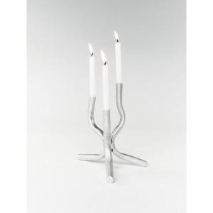 Porte-bougie en métal raffiné avec finition argentée polie, élément décoratif élégant pour la décoration intérieure et les célébrations - Product Image 1