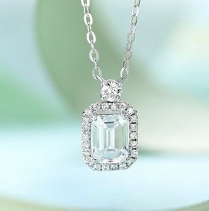 จี้เพชรทรงเหลี่ยมมรกต 1 กะรัต รับรองโดย IGI พร้อมสร้อยคอทองคำแท้ 18K ประดับเพชรเต็มเส้น สำหรับผู้หญิง ขายส่ง - Product Image 2