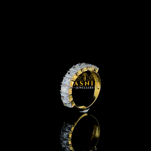 Anillo de Compromiso de Oro Amarillo con Tres Piedras de Moissanita VVS con Corte Esmeralda para Mujer, Marca Tasnim, Engaste de Garras, Clásico - Product Image 3