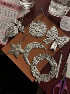 Juego de Adornos de Aluminio Hechos a Mano con Relieve de Estrella, Luna, Sol y Lazo, Guirnalda Colgante, Decoración Tradicional para Interiores del Hogar, DIY, ex-votos - Product Image 1