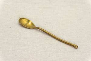 Cuillère à dessert dorée en laiton, motif tropical, manche long, gaufrée, modèle 2025, très populaire, pour la maison et les hôtels, par UO - Product Image 5