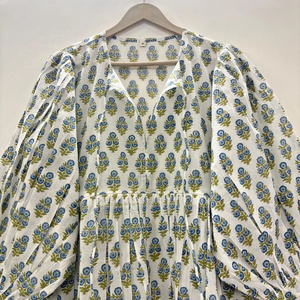 เดรสสั้นคอวี แขนสามส่วน แต่งระบายลูกไม้  ผ้าฝ้ายแท้ 100%  ลายพิมพ์ดอกไม้แบบแฮนด์บล็อก  งานแฮนด์เมด  เป็นมิตรต่อสิ่งแวดล้อม  เอวทรงธรรมชาติ - Product Image 2