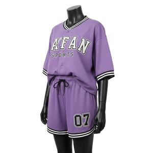 Conjunto de Camiseta y Pantalones Cortos de Béisbol para Mujer, Tela Interlock de Poliéster GSM, Color Morado, Logotipo Personalizado en Tackle Twill, Conjuntos Femeninos 100% Algodón - Product Image 4