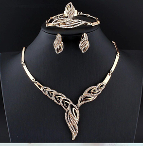 Collar de cristal floral radiante con un centro de forma de lágrima. Artesanía impresionante, disponible a precios de mayorista. - Product Image 6