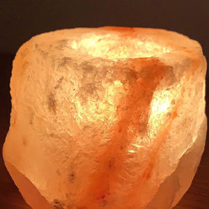 Vente en gros à bas prix : Bougeoir sculpté en sel naturel de l'Himalaya, en matériau organique, pour une ambiance romantique et spirituelle - Product Image 2