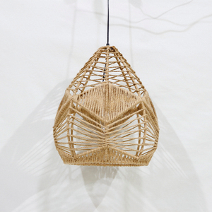 Lanterne en jonc de mer faite à la main, écologique et durable, abat-jour suspendu en forme de losange, décoration de Noël pour la maison - Product Image 1