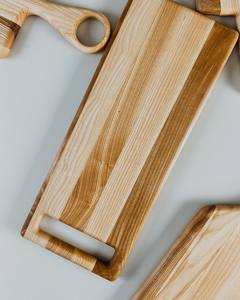 Planche de service haute et étroite en bois de frêne avec poignée intégrée, bicolore naturel, HORECA, OEM, personnalisable, Vietnam - Product Image 2