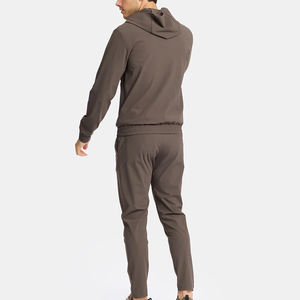 Ensemble coupe-vent athlétique moderne pour hommes, conçu pour une performance à séchage rapide et des séances d'entraînement en extérieur fluides - Product Image 2