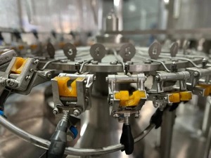 Machine de remplissage automatique de boissons 24 buses Bouteilles en plastique 1000 ml Eau pure Moteur électrique à commande PLC Haute productivité - Product Image 4