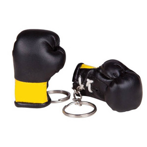 Llavero de mini guante de boxeo de cuero artificial para interior de coche, regalo de MMA, soporte para llaves, tamaño personalizado, diseño limpio - Product Image 1