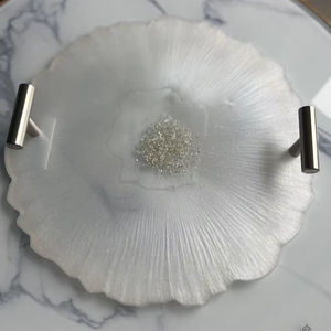Bandeja de Servir de Resina Blanca Plateada con Diseño de Geoda, Hecha a Mano y Pintada a Mano, Decoración de Lujo para Bodas, Compromisos y Hogar, para Mesa de Centro - Product Image 1