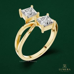 Anillo de compromiso de oro amarillo con diamante talla princesa y banda cruzada Toi Et Moi para mujer, anillo de propuesta con dos diamantes cultivados en laboratorio - Product Image 5