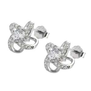 Boucles d'oreilles clous tendance en or massif 14 carats avec diamants de laboratoire en forme de trèfle à quatre feuilles, délicates, cadeau d'anniversaire pour femme - Product Image 2