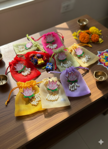 Pochettes cadeaux en organza motif lotus pour femmes, pour mariage, Haldi, Mehendi, cadeaux pour la mariée et le marié, pour les cérémonies indiennes Sangeet, Mehndi, Nikkah. - Product Image 4