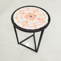 Table d'appoint élégante en résine noire et blanche, motif floral orné, structure en fer élégante, style moderne minimaliste, 2 places, multifonctionnelle pour l'extérieur