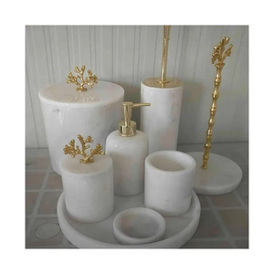 Juego de accesorios de baño de cerámica con un moderno diseño texturizado de diamantes, que incluye artículos esenciales como dispensador de jabón, vaso y jabonera. - Product Image 4