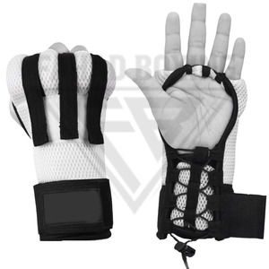 Bandes de boxe personnalisées de haute qualité, imprimées avec votre logo, noir et blanc, pour la protection lors des combats. - Product Image 1