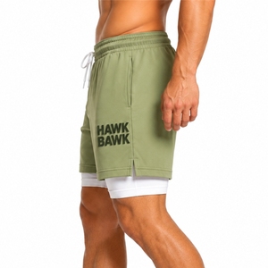 Shorts double couche pour hommes, style athlétique moderne, poches élastiques à la taille, cordon de serrage à la taille et logo imprimé sur le devant, décontracté et athlétique - Product Image 3