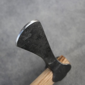 Jexmoo Enterprises Hache de fendage Tomahawk à tête barbelée en acier au carbone de qualité industrielle 500 mm, avec fourreau en cuir et manche en bois de palissandre, pour l'extérieur - Product Image 4