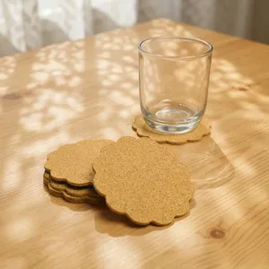Sous-verres élégants et modernes en bois naturel, lot de six, pour tasses à café chaudes - Product Image 1