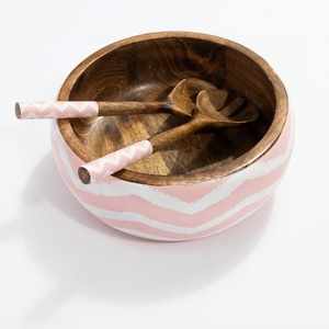 Ensemble de saladiers en bois de manguier faits à la main avec 2 serveurs, finition émail rose chevron écologique, grand saladier rond en bois - Product Image 1