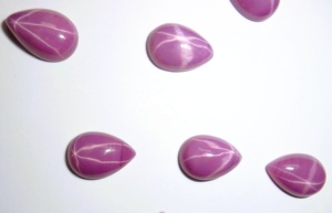 Rubis Étoilé Rose Poire 9x13 mm 4,5 Carats Créé en Laboratoire Poli Opaque Cabochon avec Effet Étoile à 6 Branches pour la Fabrication de Bijoux - Product Image 5