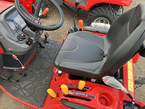 รถแทรกเตอร์เดินตาม Massey Ferguson รุ่น GC1723E FL1805 ขับเคลื่อน 4 ล้อ เครื่องยนต์ดีเซล กำลัง 70 แรงม้า พร้อมที่ตักด้านหน้า สำหรับใช้งานในฟาร์มและสนามหญ้า - Product Image 6