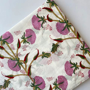 ผ้าฝ้ายแคมบริคพิมพ์ลายดอกไม้ ระบายอากาศได้ดี น้ำหนักปานกลาง เป็นมิตรกับสิ่งแวดล้อม ซักแล้ว ใช้ได้กับเสื้อผ้าเด็กชาย เด็กหญิง ชุดยูนิฟอร์ม และงานฝีมือ มีความต้องการสูง - Product Image 1